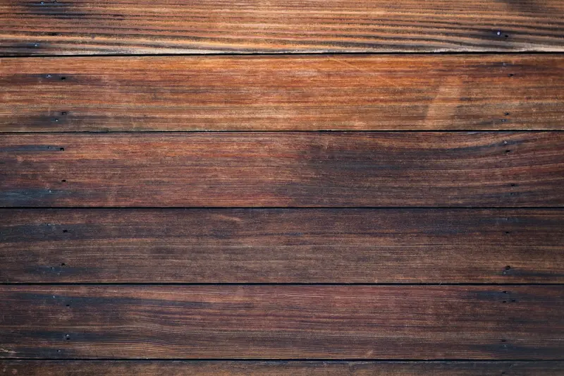 Planches de bois brun aux fibres marquées
